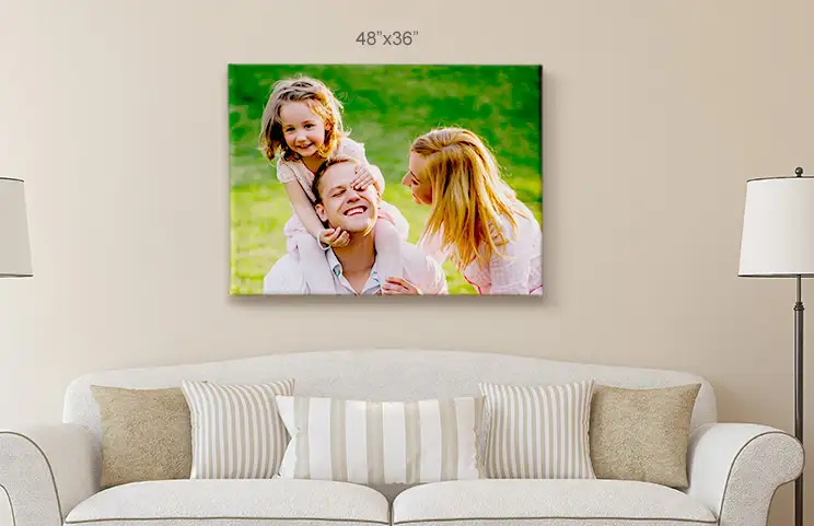 Vrouw plaatst canvasprint aan de muur
