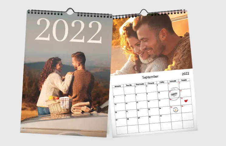 A3 2020 wandkalender opgehangen met gepersonaliseerd fotodesign van printerpix
