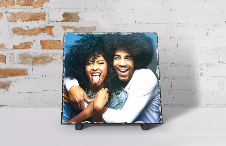 twee jonge mensen afgedrukt op een steen