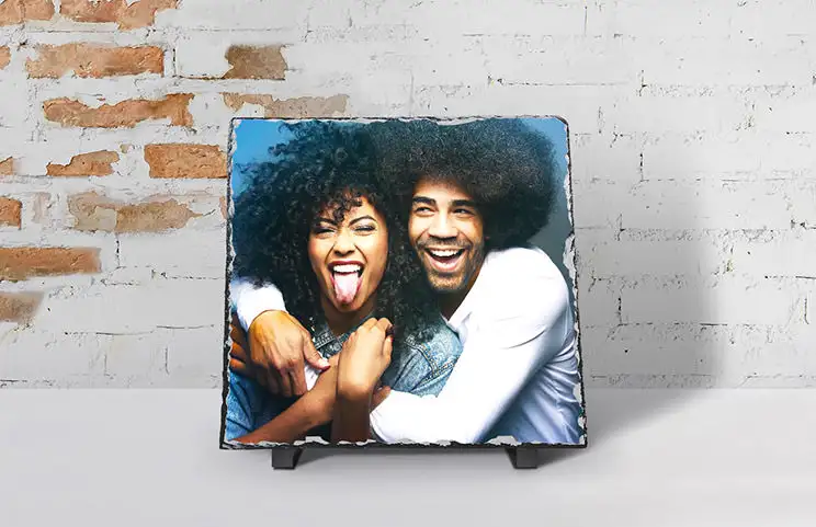 twee jonge mensen afgedrukt op een steen