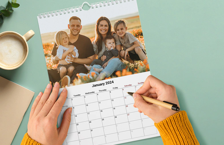 A3 2020 wandkalender opgehangen met gepersonaliseerd fotodesign van printerpix