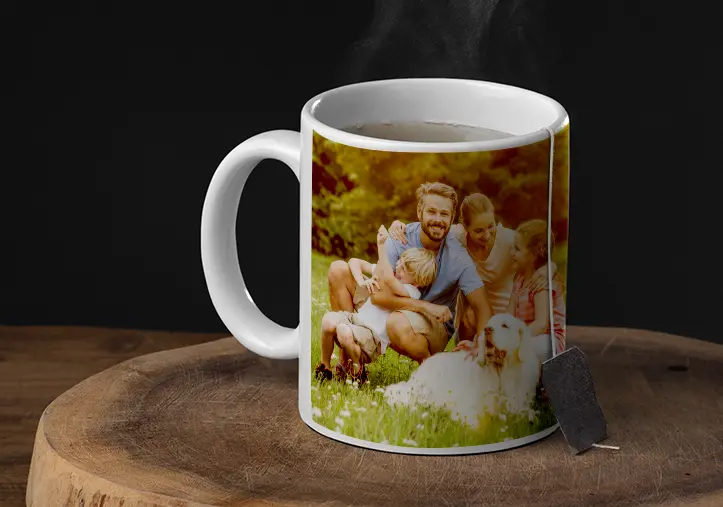 Moeder en dochter houden gepersonaliseerde fotomokken met familiefoto's