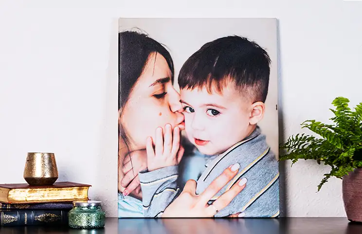moeder die haar kleine zoon liefdevol kust op canvas afdruk