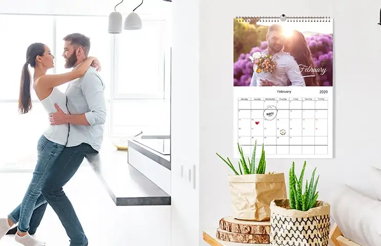 A3 2020 wandkalender opgehangen met gepersonaliseerd fotodesign van printerpix
