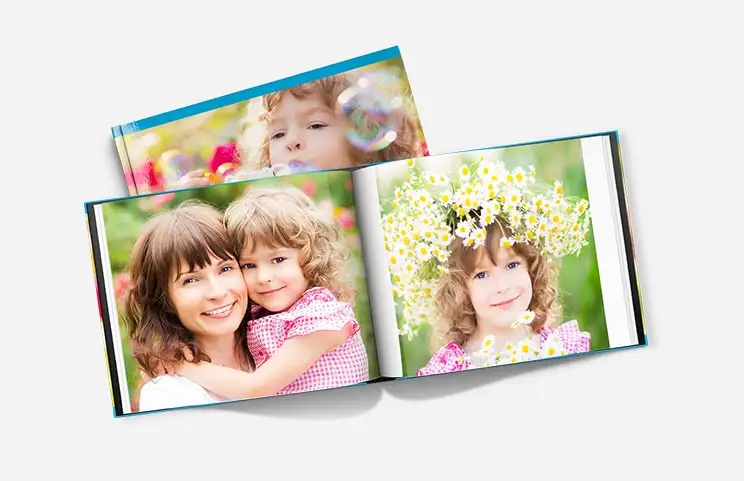 Fotoboek met harde kaft in boekenkast