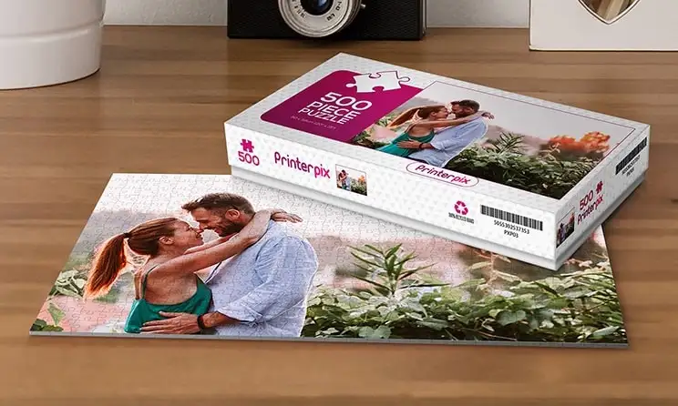 Close-up van gepersonaliseerde kartonnen puzzel met familiefoto