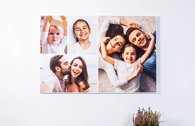 Aan de muur hangende gepersonaliseerde canvasprint met op maat ontworpen fotocollage