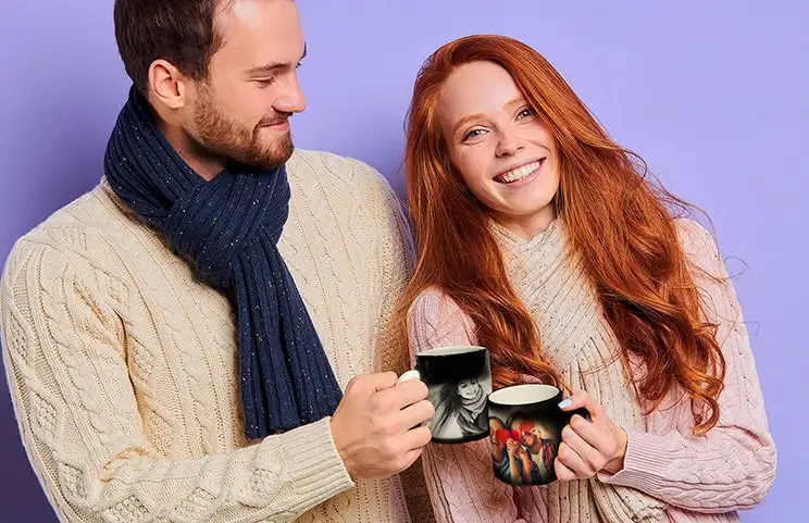 Magische mok met foto van kat waarop thee op het bureau wordt gegoten
