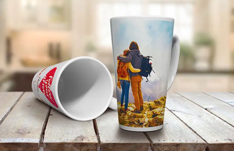 Twee op maat gemaakte latte mokken met eigen foto's van stel en tekst met citaat