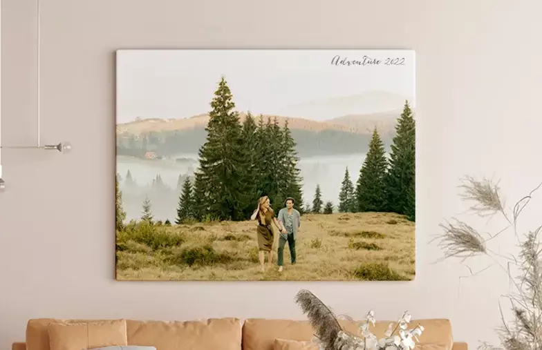 moeder die liefdevol haar kleine zoon kust op canvas print