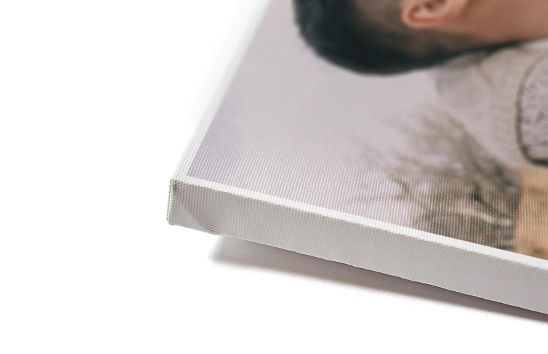 moeder die liefdevol haar kleine zoon kust op canvas print