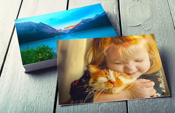 Stapel familie fotoafdrukken van meisje en kat van fotoafdrukservice