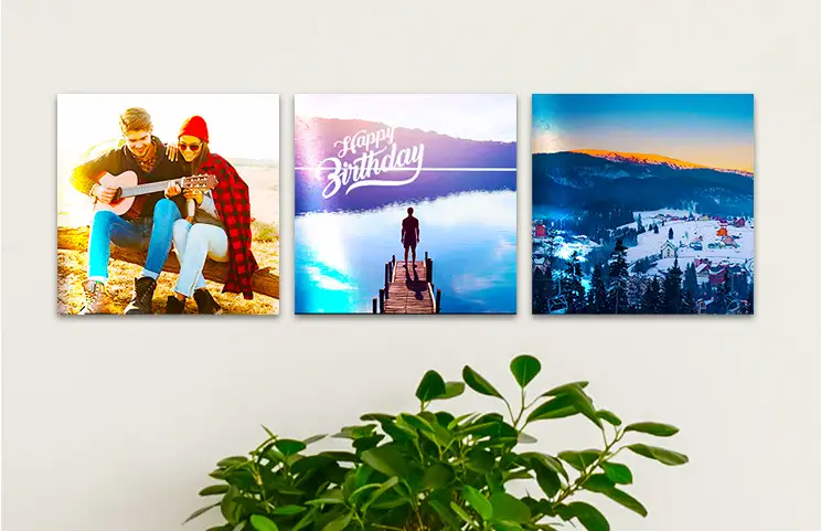 vier metalen fotodisplays met vakantiefoto's