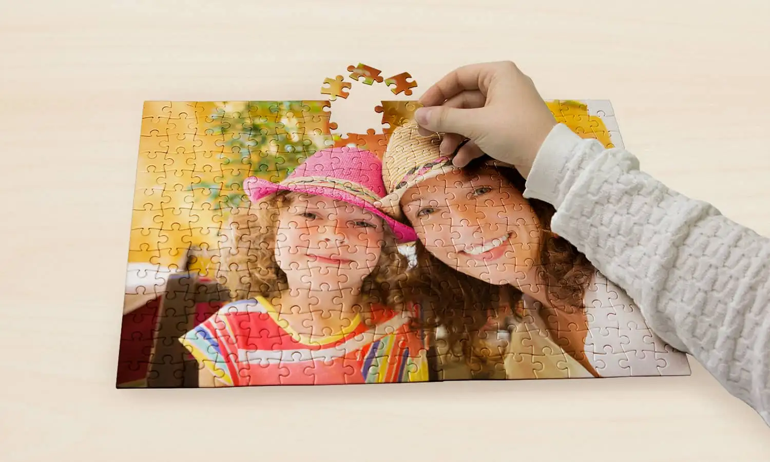 Close-up van gepersonaliseerde kartonnen puzzel met familiefoto