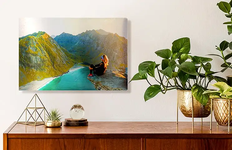 Grote metalen fotoprint met foto van vrouw op een berg