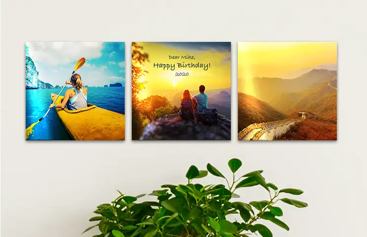 vier metalen fotodisplays met vakantiefoto's