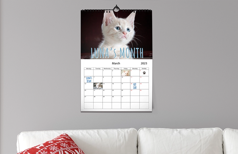 A3 2020 wandkalender opgehangen met gepersonaliseerd fotodesign van printerpix