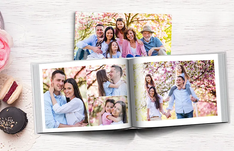 Huisdier en vrouw kijken naar gepersonaliseerd familie-fotoboek met aangepast ontwerp