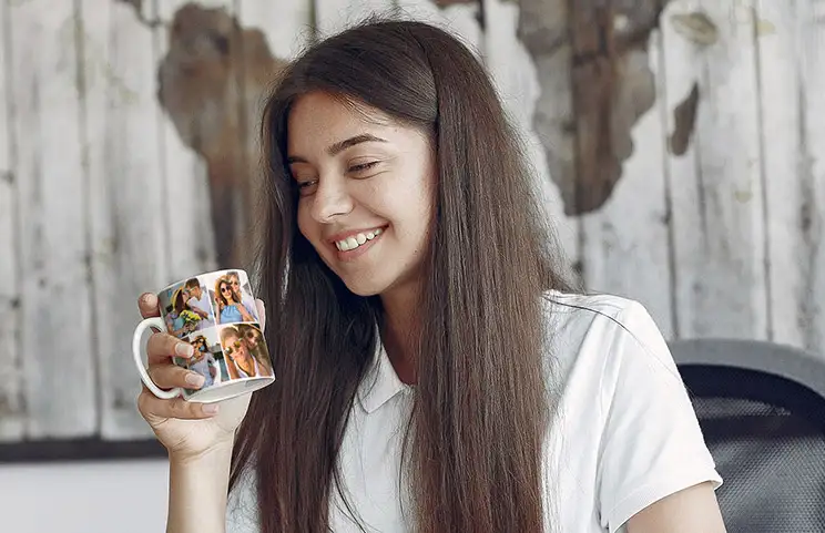 Meisje houdt mok vast met fotocollage ontwerp van stel foto's