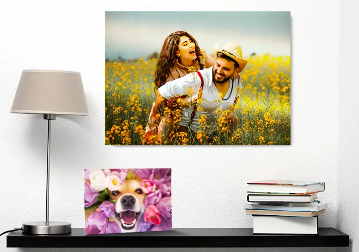Vrouw plaatst metalen print van vriendin en vriend op muur