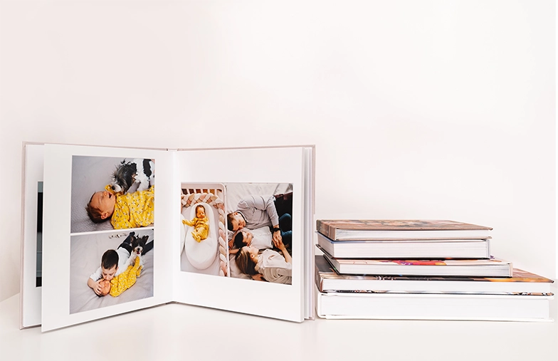 Huisdier en vrouw kijken naar gepersonaliseerd familiefotoalbum met aangepast ontwerp