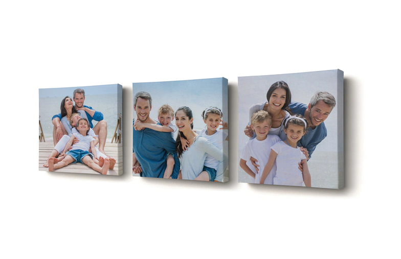 Moeder en vier jonge kinderen zitten op de bank voor vier fotocanvassen
