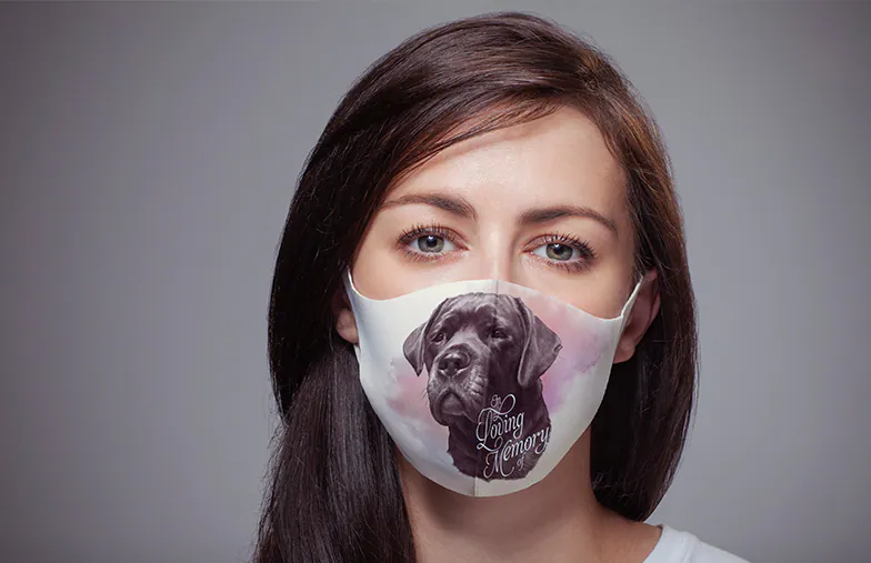 Koppel dat prinses en harry potter gezichtsmaskers draagt voor bescherming buitenshuis
