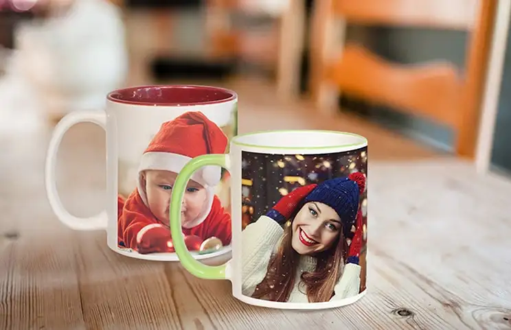 Twee op maat gemaakte gekleurde gepersonaliseerde koffiemokken met familiefotocollage