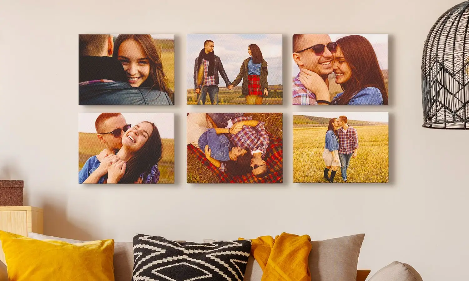 Een man heeft zijn arm over de schouder van een vrouw terwijl ze in bad zitten en naar een rode muur met 3 canvasafdrukken kijken