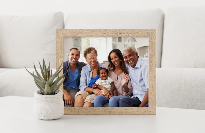 Gepersonaliseerde familiefoto: drie generaties die samen lachen in een licht, luchtig huis. Koester je herinneringen!