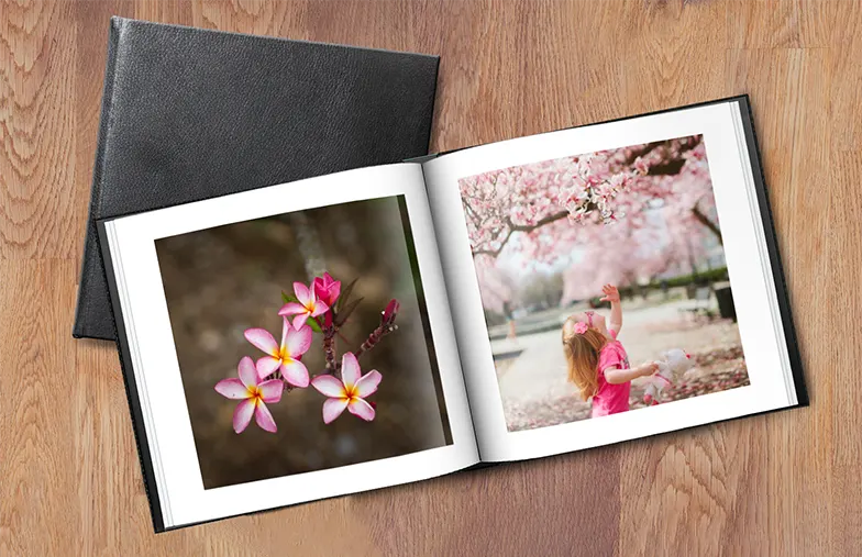 Koppel bekijkt leren omslag op maat gemaakt fotoboek gemaakt door Printerpix