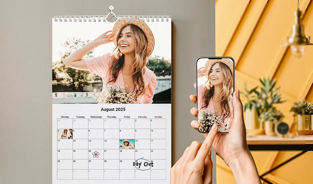 Romantisch stel in woonkamer met gepersonaliseerde 2020 wandkalender met aanzoekfoto