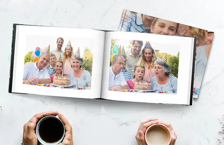 Fotoboek met harde kaft in boekenkast