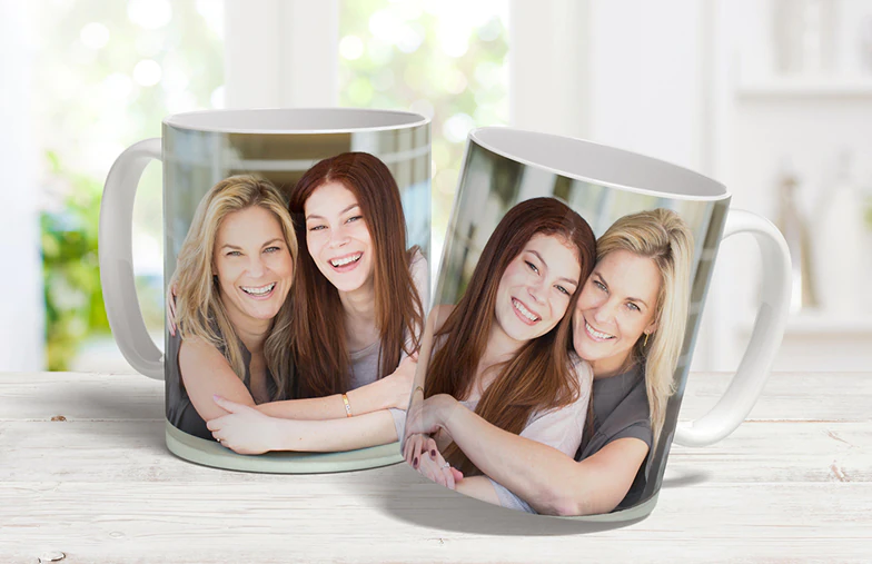 Kussend stel met gepersonaliseerde mokken met tekst