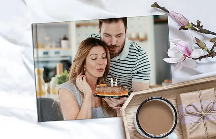 Fotoboek met harde kaft in boekenkast