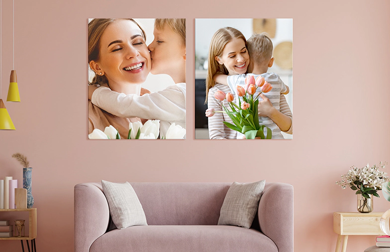Vrouw plaatst metalen print van vriendin en vriend op muur