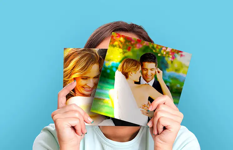 Vrouw die twee metalen trouwfotoprints vasthoudt
