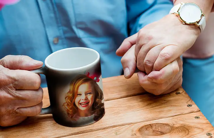 Gepersonaliseerde magische mok met onthulde foto van jonge vrouw