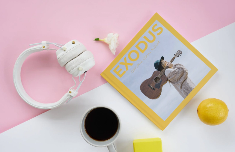 Twee mensen kijken naar Printerpix gepersonaliseerd fotoboek met trouwfoto's en bruid