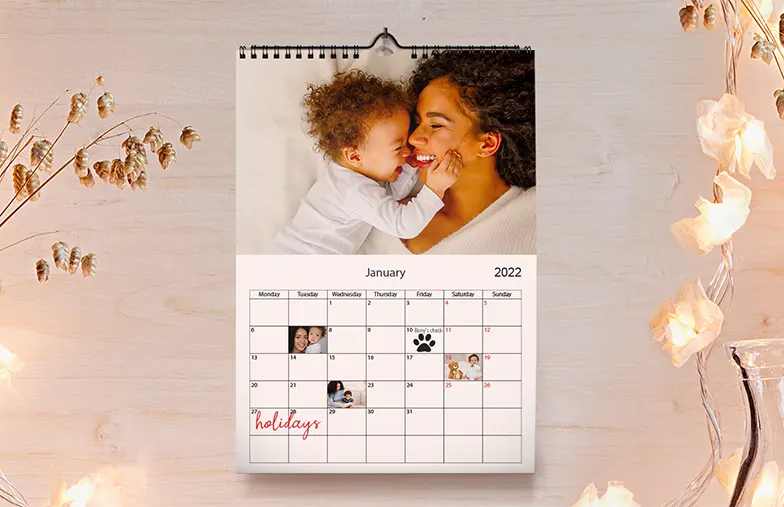 Hondenfoto's op op maat gemaakte fotokalender opgehangen aan de muur