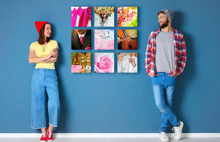 Koppel voor een blauwe muur met negen vierkante foto canvasdoeken