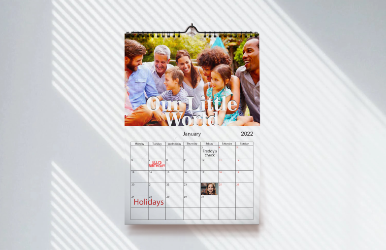 Hondenfoto's op op maat gemaakte fotokalender aan de muur gehangen