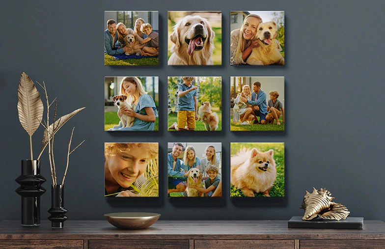 Koppel voor een blauwe muur met negen vierkante fotocanvassen