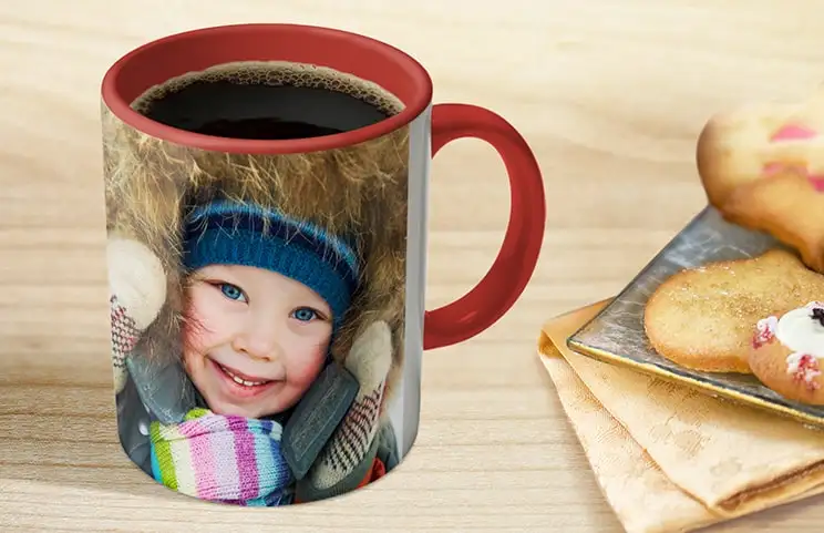 Koffie in rode gepersonaliseerde fotomok met foto van jonge jongen