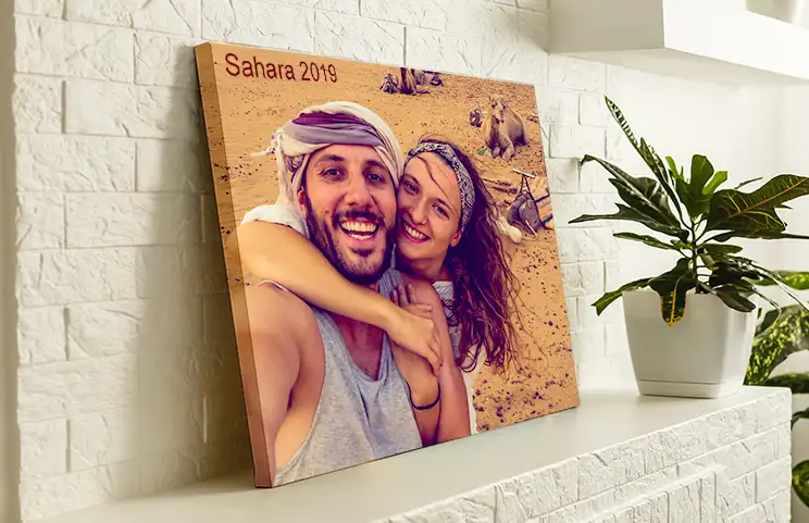 Canvas afdruk van een stel dat van hun vakantie geniet