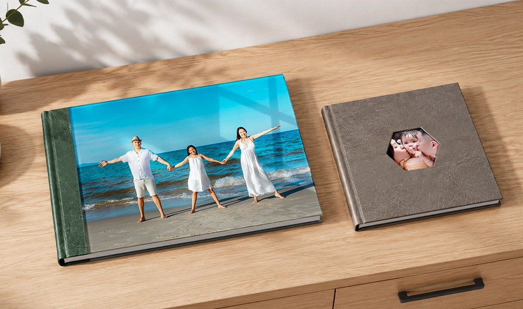 Ouder stel met een groot gepersonaliseerd leren fotoalbum