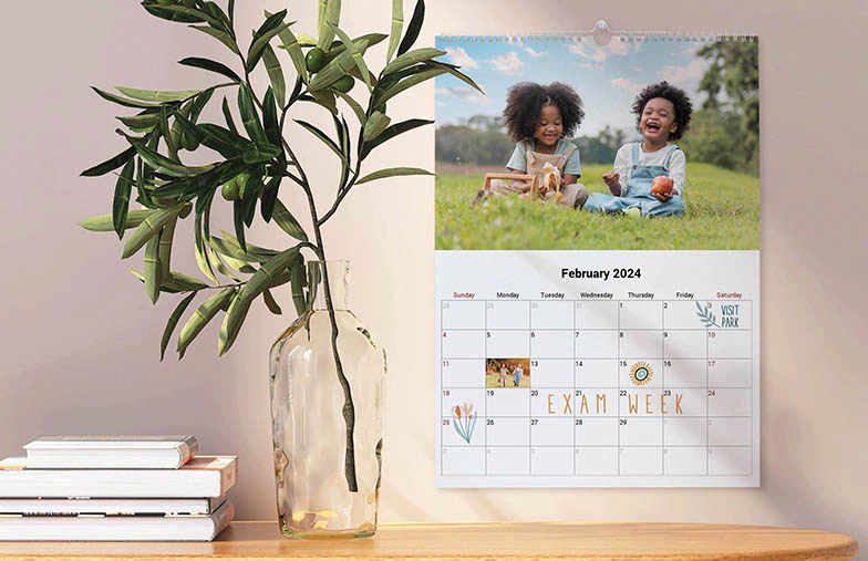 Hondenfoto's op op maat gemaakte fotokalender aan de muur gehangen