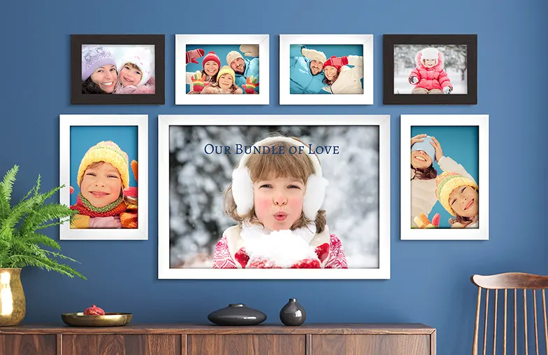 Gepersonaliseerde familiefoto wanddisplay: gekoesterde momenten in stijlvolle witte en donkere lijsten, die winterplezier en familieliefde tonen.