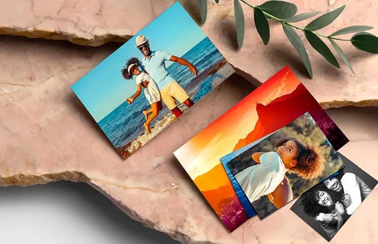 Verschillende maten van online fotoafdrukken van foto's gemaakt met mobiele telefoon van familie