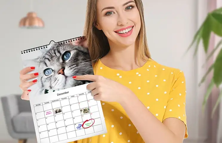 Hondenfoto's op op maat gemaakte fotokalender aan de muur gehangen